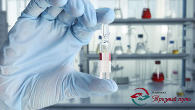 Рука в перчатке держит ампулу